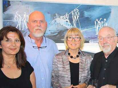 <p>Schirin Khorram (von links), Galerieleiterin, Frerk Br&uuml;ning, Brigitte Frehsee und Hubert C. Henkel.</p>