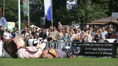 Die Agrar-und Freizeitmesse Landtage Nord erlebte am Sonntag bei bestem Sommerwetter einen Besucheransturm. Morgens ging es mit einem Gottesdienst los. Auch XXL-Ostfriese Tamme Hanken war mit seinem Kaltblut-Hengst Jumper in W&uuml;sting zu Gast.