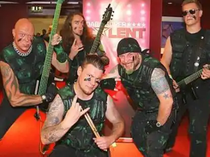 Da war noch alles gut: Vor ihrem Auftritt posierten ( von links) Matthias Schoon, Carsten Stepanowicz, Janneck Risse, Andreas Rasche und Arne Busche im Bremer Musical-Theater.