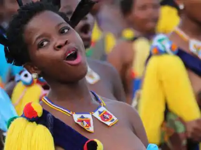 Junge Frauen bei der Generalprobe des Umhlanga-Tanzes in Swasiland.