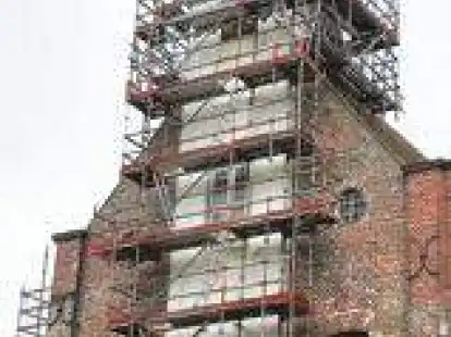 Der Accumer Kirchturm ist einger&uuml;stet. Dachreiter und Kupferblechdach werden erneuert.