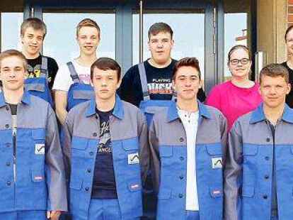 Die Auszubildenden von  Niedersachsen Ports vor dem Hafenhaus (vorne, von links):  Ummo Marzfeld, Thees Wilken, Erik Weibert, Felix Kramp, Nils Grunemeyer und Maurice Nielebock sowie (hintere Reihe, von links) Eduard Oswald (Ausbilder f&uuml;r Industriemechaniker/innen), Patrick Drechsler, Kevin Spille, Chris Rauprich, Tobias Steenken, Reika Reil sowie Annika Schreiber (Ausbilderin f&uuml;r Elektroniker/innen f&uuml;r Betriebstechnik)