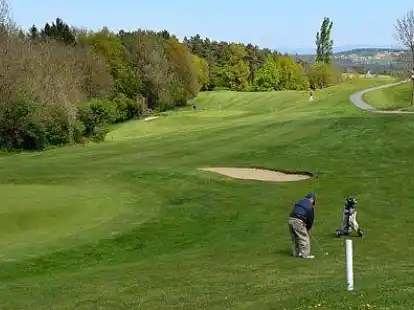 <p>Anspruchsvoll: Zwei 18-Loch-Kurse liegen eingebettet in die h&uuml;gelige  Landschaft.</p>