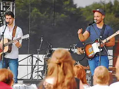 Die Gruppe &bdquo;Henning Karl&ldquo; aus Hamburg spielt &bdquo;Die Hymne des Landes aus dem wir sind&ldquo;.