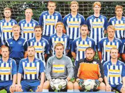 Die SG Gro&szlig;enmeer/Bardenfleth 2015/2015. Zum Team geh&ouml;ren (vorne, von links) Dustin Schindler-Zaspel, Timo Oberl&auml;nder, Sven Oberl&auml;nder, Frithjof Allmers, Marcel Felsmann, Benjamin L&uuml;bben, Malte Bolte, Dennis Oberl&auml;nder, (Mitte, von links) Betreuer Heiko Oberl&auml;nder, Co-Trainer Stefan Oberl&auml;nder, Steffen Gebken, S&ouml;nke Heinemann, Kevin Cordes, Lars L&uuml;bben, Markus Lemke, Christoph von Minden, Sven Oltmanns, Benedikt Ziegert, Trainer Wolfgang B&uuml;ttner (hinten, von links) Gerriet St&ouml;ver, Jonas Damke, Maik Oberl&auml;nder, Torben Bunjes, Hendrik von H&auml;fen, Martin Menke, Henning Bunjes, Jan Sch&uuml;ttorf. Es fehlen: Betreuer Florian Bierbaum, Lars Kr&uuml;ger, Wilke Logemann.