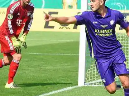 <p>Niklas Hecht-Zirpel (rechts) jubelt, Bayerns Sven Ulreich hat das Nachsehen.</p>