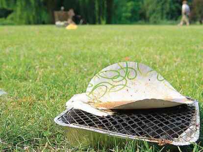 So sieht es oft nach Feiern und Grillabenden aus. Zur&uuml;ck bleiben nicht selten M&uuml;llberge und unsch&ouml;ne Brandl&ouml;cher im Gras &ndash; und nat&uuml;rlich auch ver&auml;rgerte Anwohner der Fl&auml;chen.