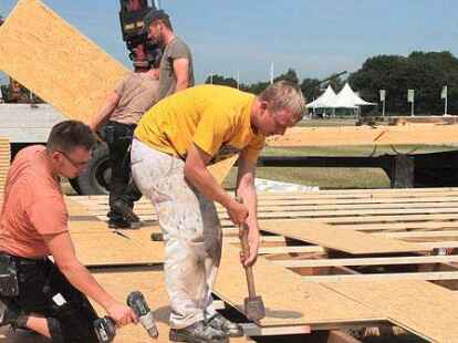 Landtage 2015: Huder Handwerker haben am Freitag begonnen, ihr Ausstellungshaus, die  &bdquo;Handwerkerpyramide&ldquo;, auf dem Messegel&auml;nde in W&uuml;sting zu errichten.