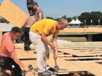 Landtage 2015: Huder Handwerker haben am Freitag begonnen, ihr Ausstellungshaus, die  &bdquo;Handwerkerpyramide&ldquo;, auf dem Messegel&auml;nde in W&uuml;sting zu errichten.