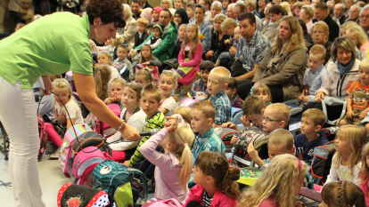 Genau 247 Sch&uuml;lerinnen und Sch&uuml;ler erlebten am 5. September an sechs Grundschulen der Gemeinde Ganderkesee ihren ersten Schultag. Rektorin D&ouml;rte Lohrenz in Bookholzberg stellt Fragen