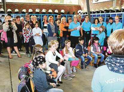 Die Einschulungsfeier in Falkenburg fand diesmal im Feuerwehrhaus statt. Drau&szlig;en regnete es stark.