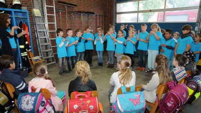 In Falkenburg wurden die Erstkl&auml;ssler diesmal im Feuerwehrhaus eingeschult, weil das Wetter zu schlecht war.