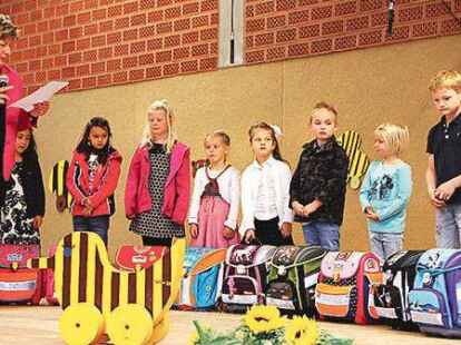 Die Tigerente spielte eine Rolle bei der Feier an der Langen Stra&szlig;e. Rektorin Rita Wieneke (li.)  begr&uuml;&szlig;t die Kinder