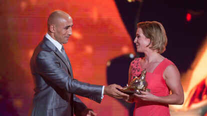 Boxer Arthur Abraham verleiht an die Eisschnelll&auml;uferin Claudia Pechstein eine der Troph&auml;en.