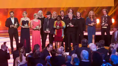 Alle Preistr&auml;ger stehen zum Ende der Verleihung des Medienpreises &bdquo;Goldene Henne&ldquo; im Velodrom in Berlin auf der B&uuml;hne. Die Goldene Henne - eine 3,5 Kilo schwere und 22 Zentimeter gro&szlig;e Bronzefigur - wird seit 1995 in Erinnerung an die (Ost)-Berliner Entertainerin Helga &bdquo;Henne&ldquo; Hahnemann (1937-1991) vergeben.