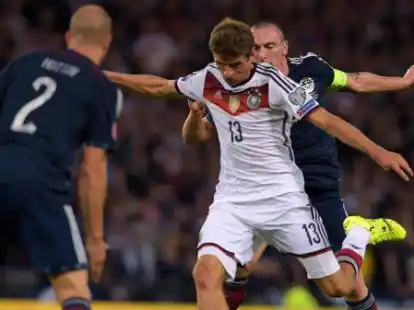 Der Torj&auml;ger von Bayern M&uuml;nchen, Thomas M&uuml;ller, erzielte im EM-Qualifikationsspiel in Glasgow gegen Schottland zwei Tore.