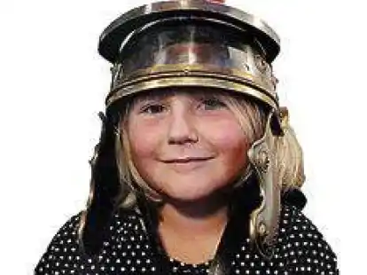 Klara probiert einen R&ouml;merhelm auf.