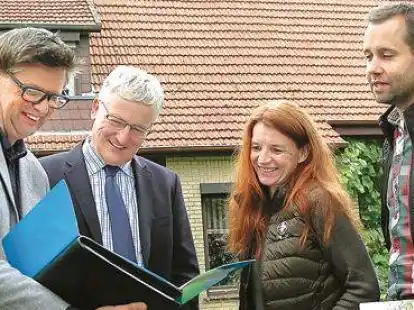 Machen den Solarcheck (von links):   Energieberater Jens Bakenhus ber&auml;t D&ouml;tlingens  B&uuml;rgermeister Ralf Spille zusammen mit seiner Kollegin Sandra Stolle und dem Ansprechpartner der Kommune, Lars Gremlowski.