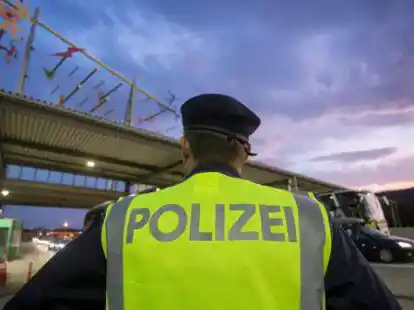 Ein Polizist steht an der &ouml;sterreichischen Grenze.