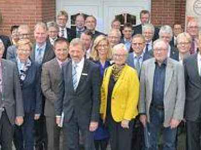 82 Repr&auml;sentanten von St&auml;dten und Gemeinden trafen sich im Landhaus Friedrichsfehn. Untere Reihe, 3. von rechts: Edewechts B&uuml;rgermeisterin Petra Lausch.