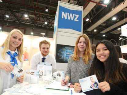 Am NWZ-Stand geben (von links) Lara Brunken und Malte Roeben Auskunft an Luisa (15) und Ruth (14).