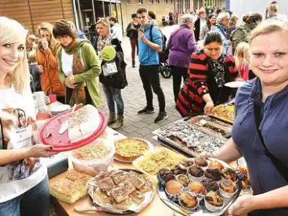 F&uuml;r s&uuml;&szlig;e Leckerm&auml;uler: Das Kuchenbuffet, f&uuml;r das die  Elternschaft der Grundschule gesorgt hatte, war &uuml;ppig. Hier bieten  Sabine Graf (links) und  Jennifer Riemel Torte und Muffins an &ndash; lecker.