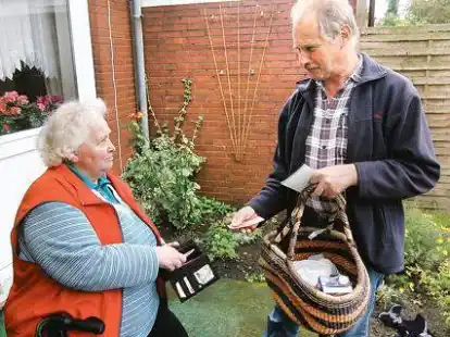 Mariechen Otto freut sich, dass Manfred Nannen ihr die Eink&auml;ufe direkt an die Haust&uuml;r liefert.