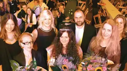 Diese Hauptakteure sorgten f&uuml;r einen unterhaltsamen Wahlabend (von links): Jasmin Buscher, Mareike Martens, Carina Lampe, Xenia Danilina, Sven Stratmann, Madlin Hillebrand und Katja Jungjohann