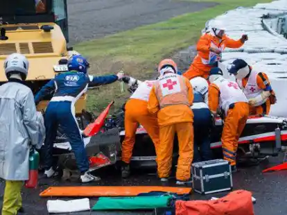 Ersthelfer versorgen Jules Bianchi nach seinem schweren Unfall in Suzuka 2014. Neun Monate sp&auml;ter starb der Franzose an seinen schweren Verletzungen.