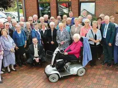 Erinnerungsfoto: Die Jubil&auml;umskonfirmanden freuten sich &uuml;ber die Einladung von Pastor Jochen Dallas.