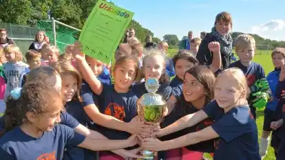 Riesig war die Freude beim M&auml;dchenteam der Grundschule D&uuml;rerstra&szlig;e (oben) und der Jungenmannschaft der Grundschule Lange Stra&szlig;e (rechts).
