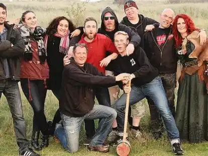 <p>Hatten Spa&szlig; beim  Videodreh am Strand von Schillig: Hellhead und ihre Filmcrew.</p>