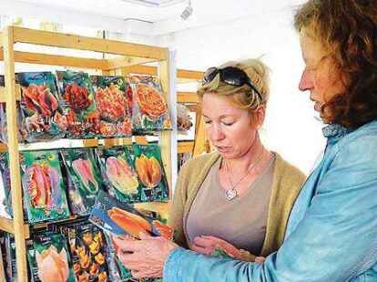 Damit es im Fr&uuml;hjahr bl&uuml;ht: Gartenchefin   Trixi Stalling (links) erkl&auml;rt Claudia Grove etwas &uuml;ber die Sorten.