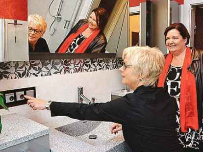 Ursula Reisch und Imke H&ouml;germann (von links) f&uuml;hrten durch die Ausstellungsr&auml;ume.