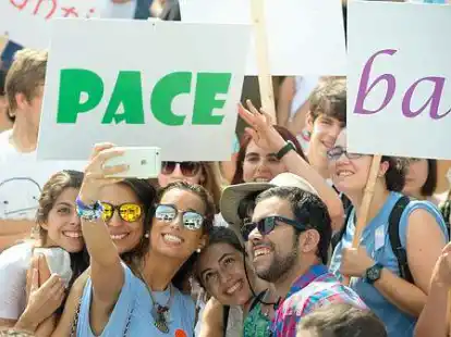 <p>Zwischen Smartphone und sozialem Engagement: Jugendliche bei einer Friedenskundgebung im Juli in Berlin halten ein Schild mit der Aufschrift &bdquo;Pace&ldquo; (italienisch f&uuml;r Frieden) hoch.</p>