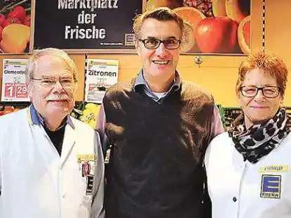 Beate und Dietrich Veddeler &uuml;bergeben zum 1. November ihren Edeka-Markt an  Carl Scheidemann (Mitte).