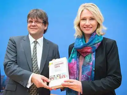 Bundesfamilienministerin Manuela Schwesig (SPD) stellt am 13.10.2015 bei einer Pressekonferenz in Berlin zusammen mit dem Autoren Mathias Albert (Universit&auml;t Bielefeld) die Shell Jugendstudie 