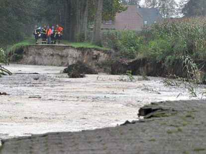 Die Stra&szlig;e Ziegelmoor ist jetzt ein ganz St&uuml;ck k&uuml;rzer: 50 Meter der Stra&szlig;e Ziegelmoor sackten einfach weg, die B&auml;ume knickten ein wie Streichh&ouml;lzer.