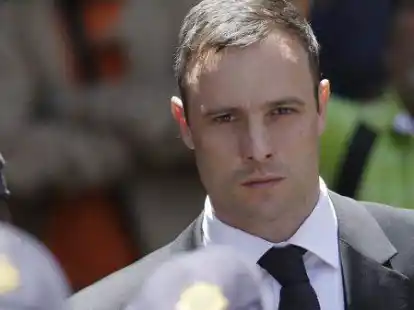 Oscar Pistorius verl&auml;sst im Oktober 2014 das Gerichtsgeb&auml;ude in  Pretoria. Jetzt wurde der ehemalige Sportstar aus der Haft in den Hausarrest entlassen.