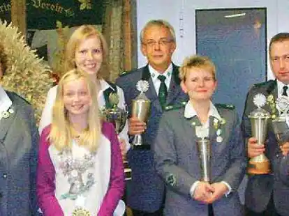 Erfolgreiche Sch&uuml;tzen aus Ippener (von links): Birgit Lattuch, Johanna Pleus, Nadine Klitte-Ehlers, Klaus Bruns, Simone Prei&szlig;, Uwe Bitter und Werner Famulla.