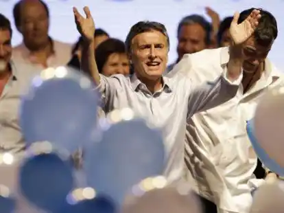 Der Konservative Mauricio Macri (Mitte) und Ex-Vizepr&auml;sident Daniel Scioli gehen in die Stichwahl ums Pr&auml;sidentenamt.