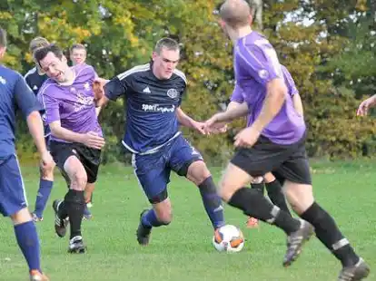 Mit Dampf - aber ohne Gl&uuml;ck: Thorben Bunjes (am Ball) kassierte mit der SG Gro&szlig;enmeer/Bardenfleth eine Heimniederlage.