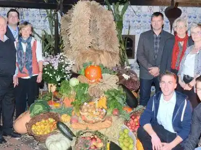 <p>Erntedankfest in Vielstedt: Die Dorfgemeinschaft Kimmen und die Landjugend Sandersfeld sorgten dieses Mal f&uuml;r die Erntekrone und die Ausschm&uuml;ckung des Saals im Bauernhaus.</p>