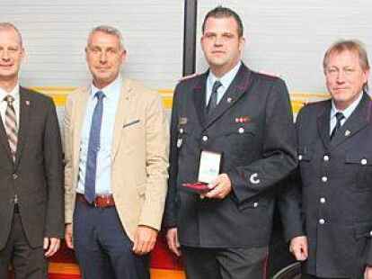Nach der offiziellen &Uuml;bergabe vor dem neuen L&ouml;schfahrzeug: (von links) Karl-Heinz Neumann, Frank Schwerter (beide &Ouml;ffentliche Versicherung), B&uuml;rgermeister Thorsten Schmidtke, Ortsbrandmeister Hendrik Behrends, Gemeindebrandmeister Thorsten Schnitger, Andreas Apeldorn (Firma Rosenbauer).