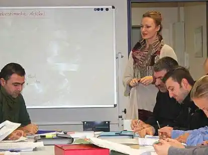 Konzentrierter Unterricht: Dozentin Ewa Stolz (stehend) bringt in Rastede Fl&uuml;chtlingen in einem Kursus der Kreisvolkshochschule die deutsche Sprache bei.
