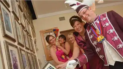 Funktioniert ein Zepter auch als Hammer? Olaf I. und Anke II. (von rechts)  beim Bilderaufh&auml;ngen. Die Ehrendamen (von links) Merle H&uuml;neke, Sarah Ehmke, Malin Famulla und (verdeckt) Annika Harms schauten lieber nur zu.