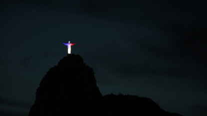 Die ber&uuml;hmte Christus-Statue leuchtet in blau-wei&szlig;-rot &uuml;ber Rio de Janeiro.