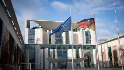 Eine Bundesflagge und eine Europaflagge wehen  vor dem Bundeskanzleramt in Berlin nach den Anschl&auml;gen in Paris auf Halbmast.