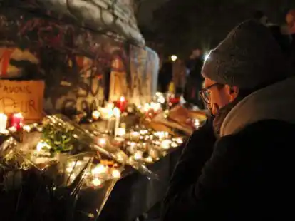 Trauernde am Platz der Republik in Paris.