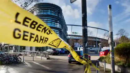 Polizei-Absperrband mit der Aufschrift &bdquo;Stop Polizei &ndash; Lebensgefahr&ldquo; flattert vor der HDI-Arena in Hannover.